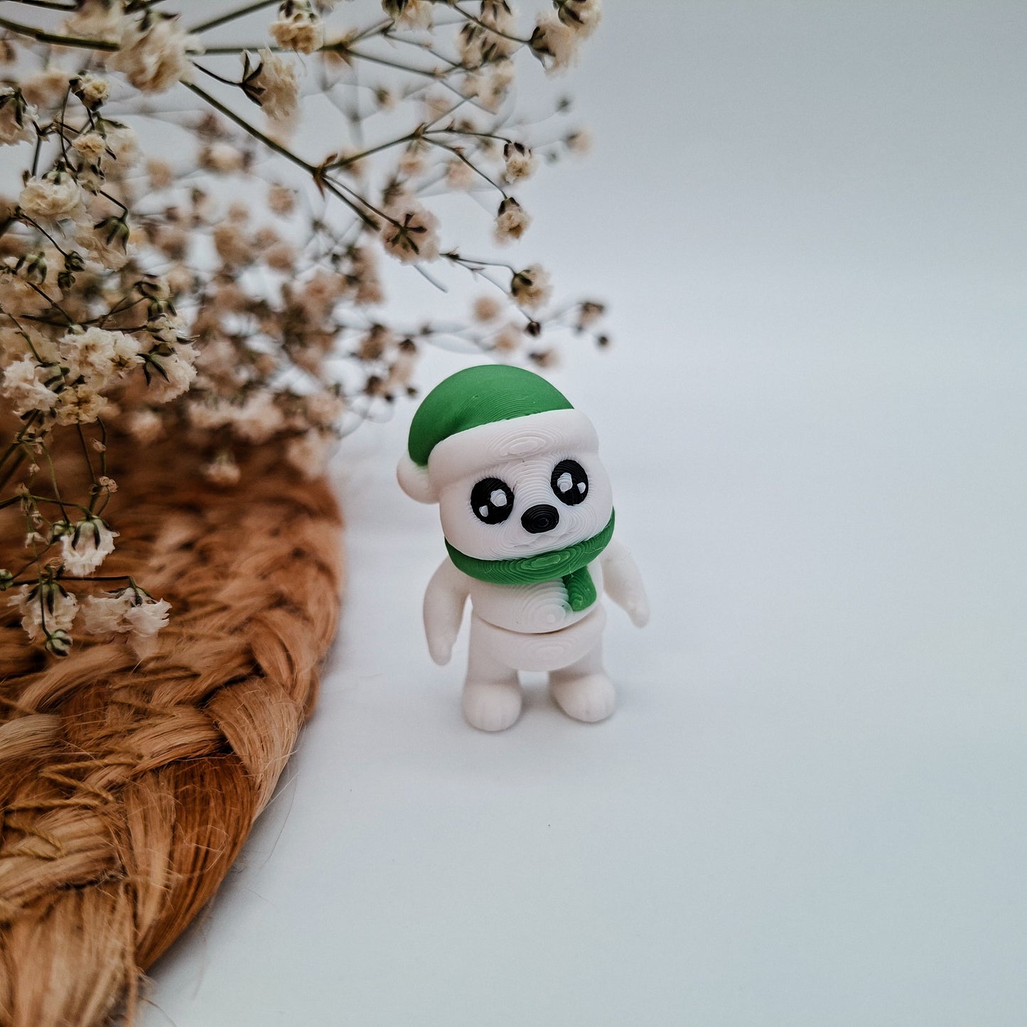 Weihnachts-Jiggle Eisbär mit Mütze – 3D-gedruckte Mini-Figuren
