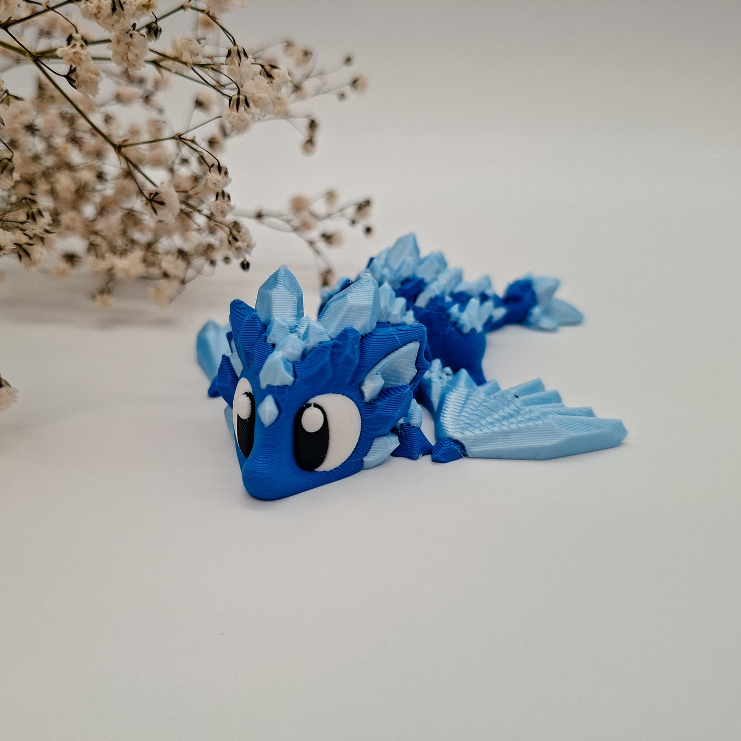 Kristall-Drache „Frosty“ – Wächter des Eises und Freund fürs Leben