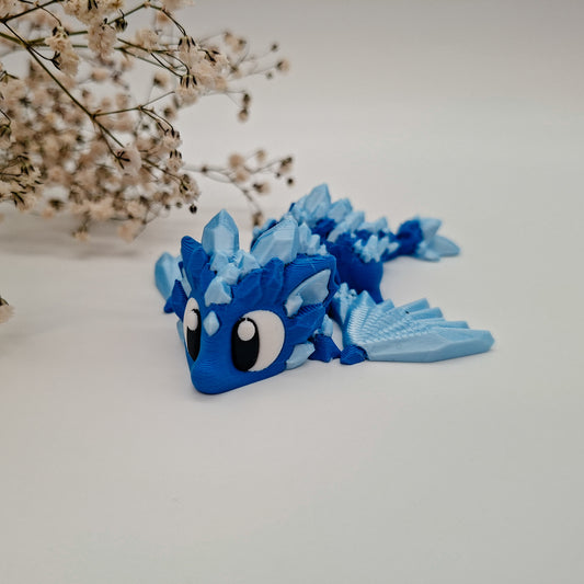 Kristall-Drache „Frosty“ – Wächter des Eises und Freund fürs Leben