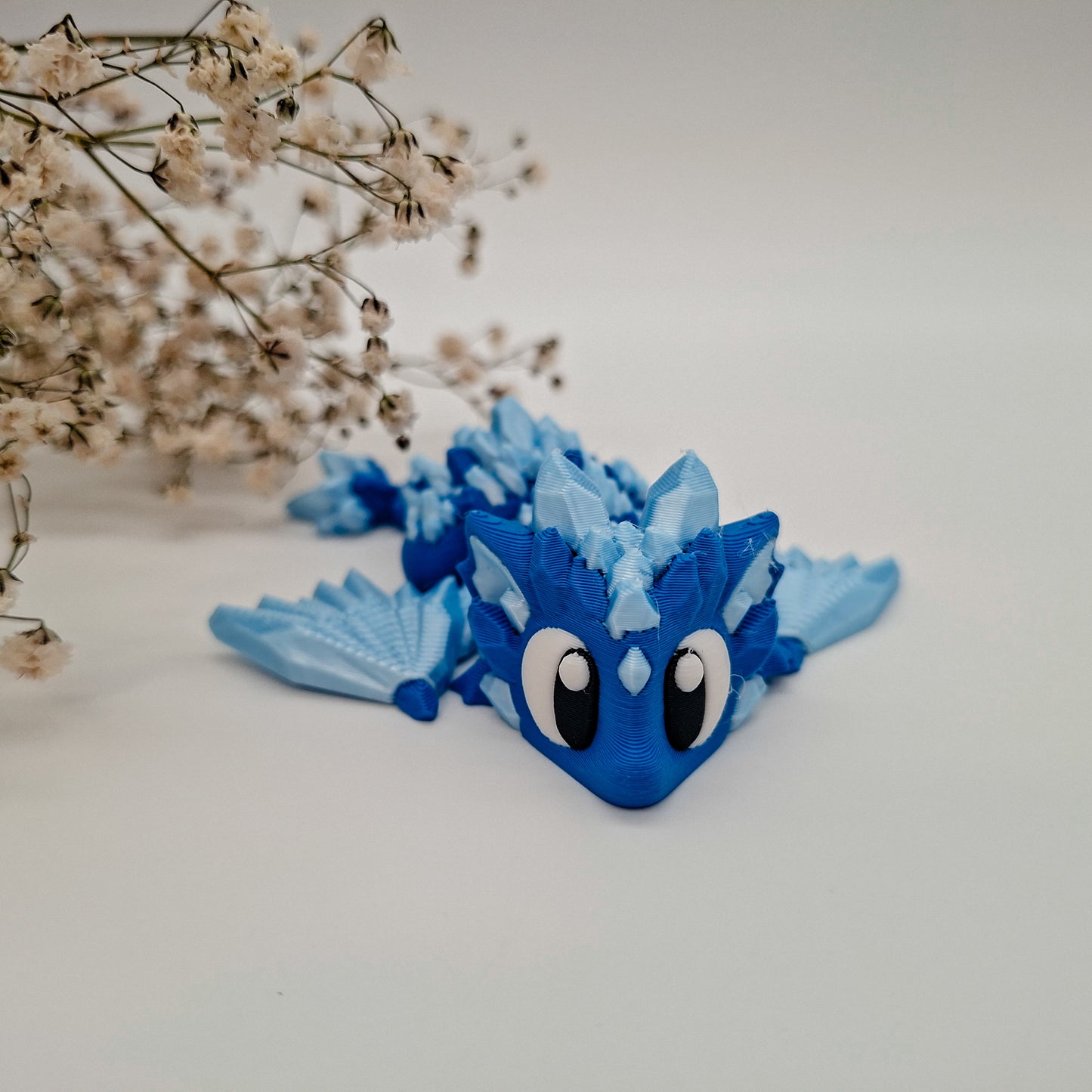 Kristall-Drache „Frosty“ – Wächter des Eises und Freund fürs Leben