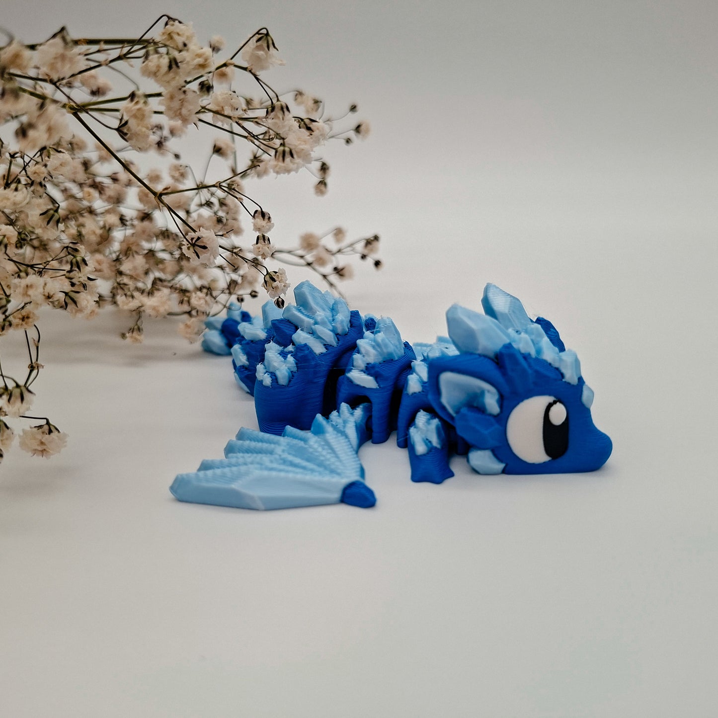 Kristall-Drache „Frosty“ – Wächter des Eises und Freund fürs Leben