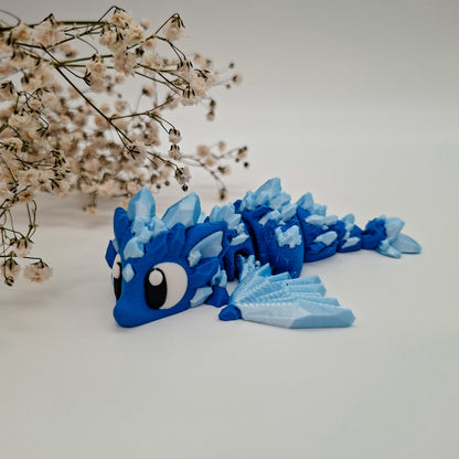 Kristall-Drache „Frosty“ – Wächter des Eises und Freund fürs Leben